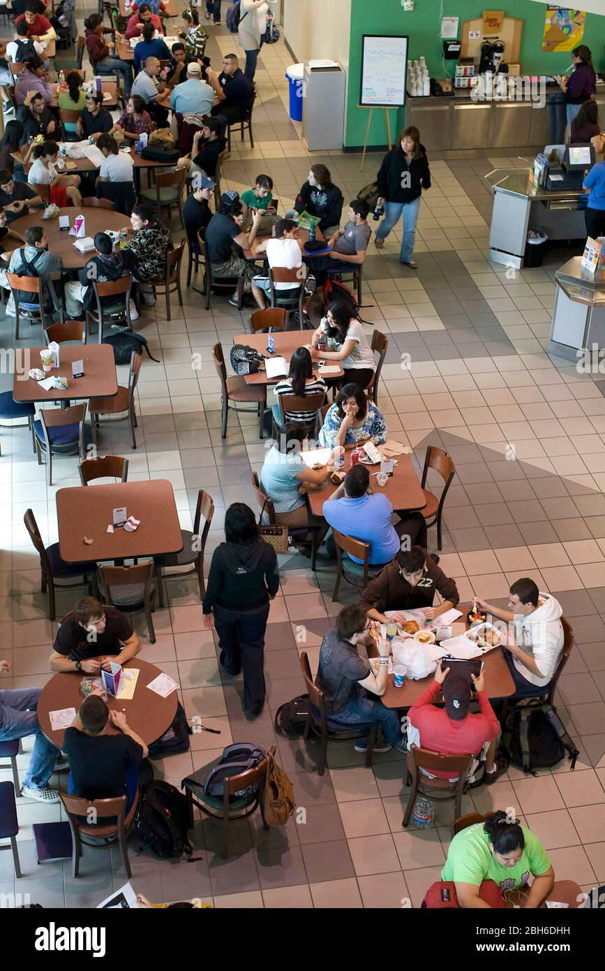 Laredo, TX : 19 février 2009 : cafétéria de l'école secondaire située sur le campus de l'université internationale Texas A&M. ©Bob Daemmrich Banque D'Images