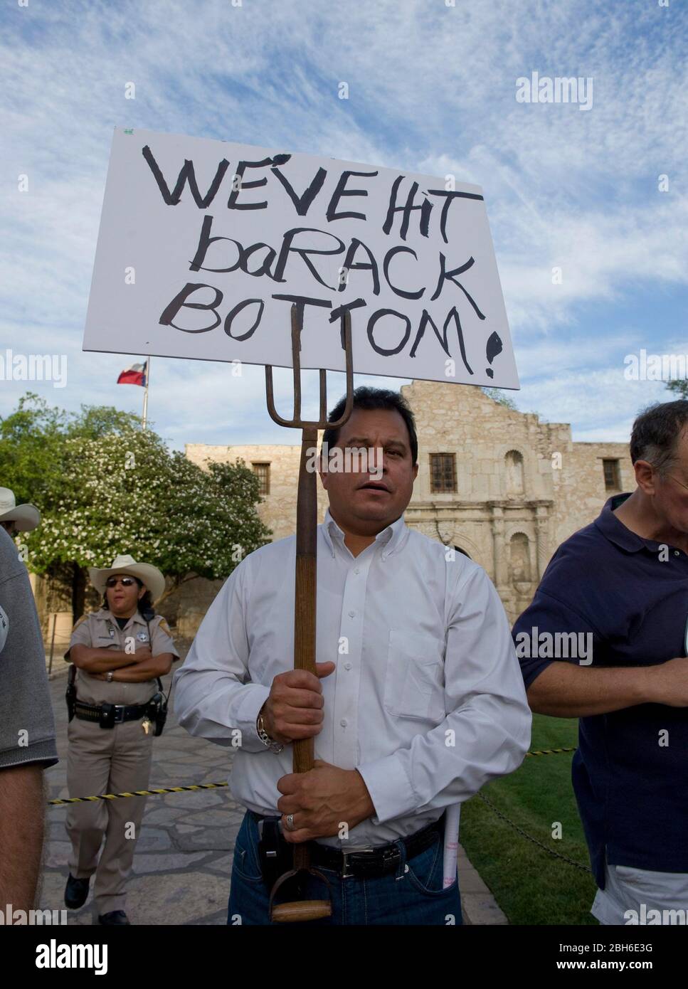 San Antonio, Texas 15 avril 2009: Quelques-uns des milliers de Texans qui se sont réunis en face de l'Alamo dans le centre de San Antonio pour un "Tea Party" protestant contre les renflouements fédéraux et les politiques économiques et d'immigration du président Obama. ©Bob Daemmrich Banque D'Images