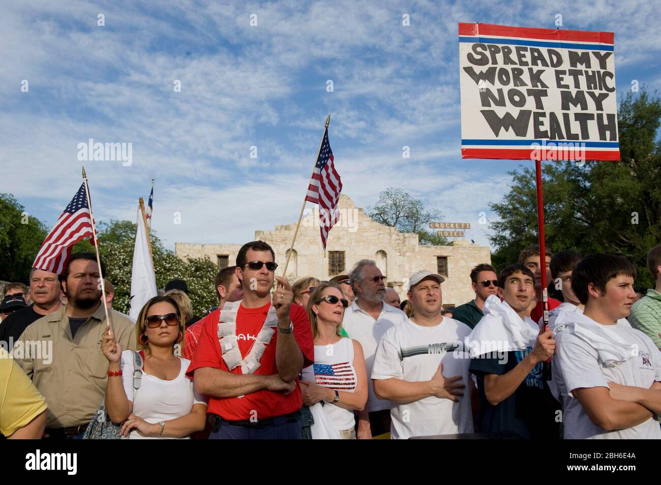 San Antonio Texas, 15 avril 2009: Quelques-uns des milliers de Texans qui se sont réunis mercredi devant l'Alamo dans le centre de San Antonio pour un 'Tea Party' protestant contre les renflouements fédéraux et les politiques économiques et d'immigration du président Obama. ©Bob Daemmrich Banque D'Images