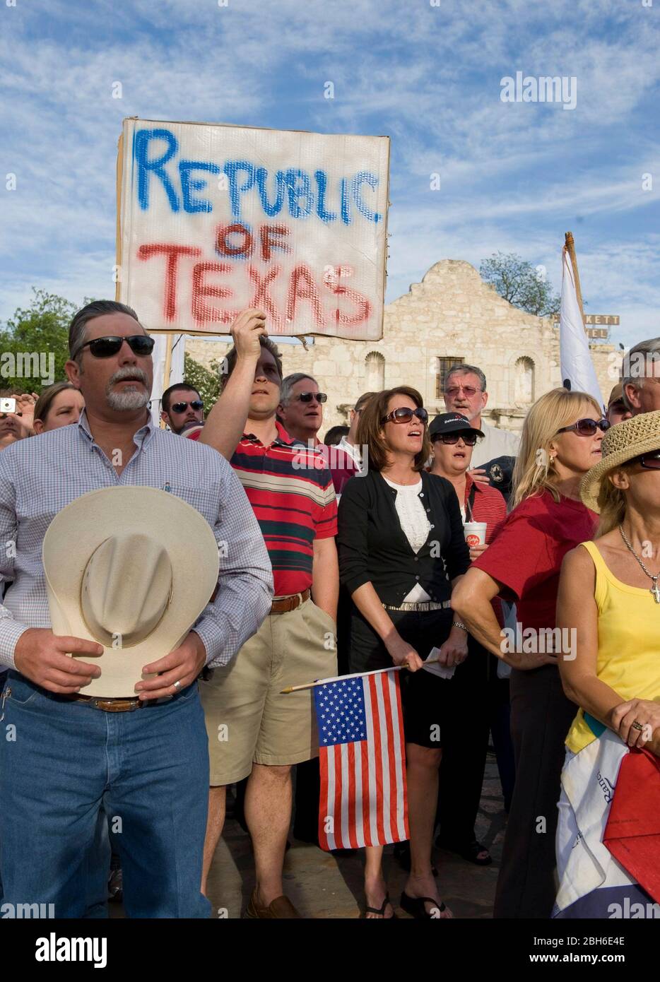 San Antonio, Texas 15 avril 2009: Quelques-uns des milliers de Texans qui se sont réunis en face de l'Alamo dans le centre de San Antonio pour un "Tea Party" protestant contre les renflouements fédéraux et les politiques économiques et d'immigration du président Obama. ©Bob Daemmrich Banque D'Images
