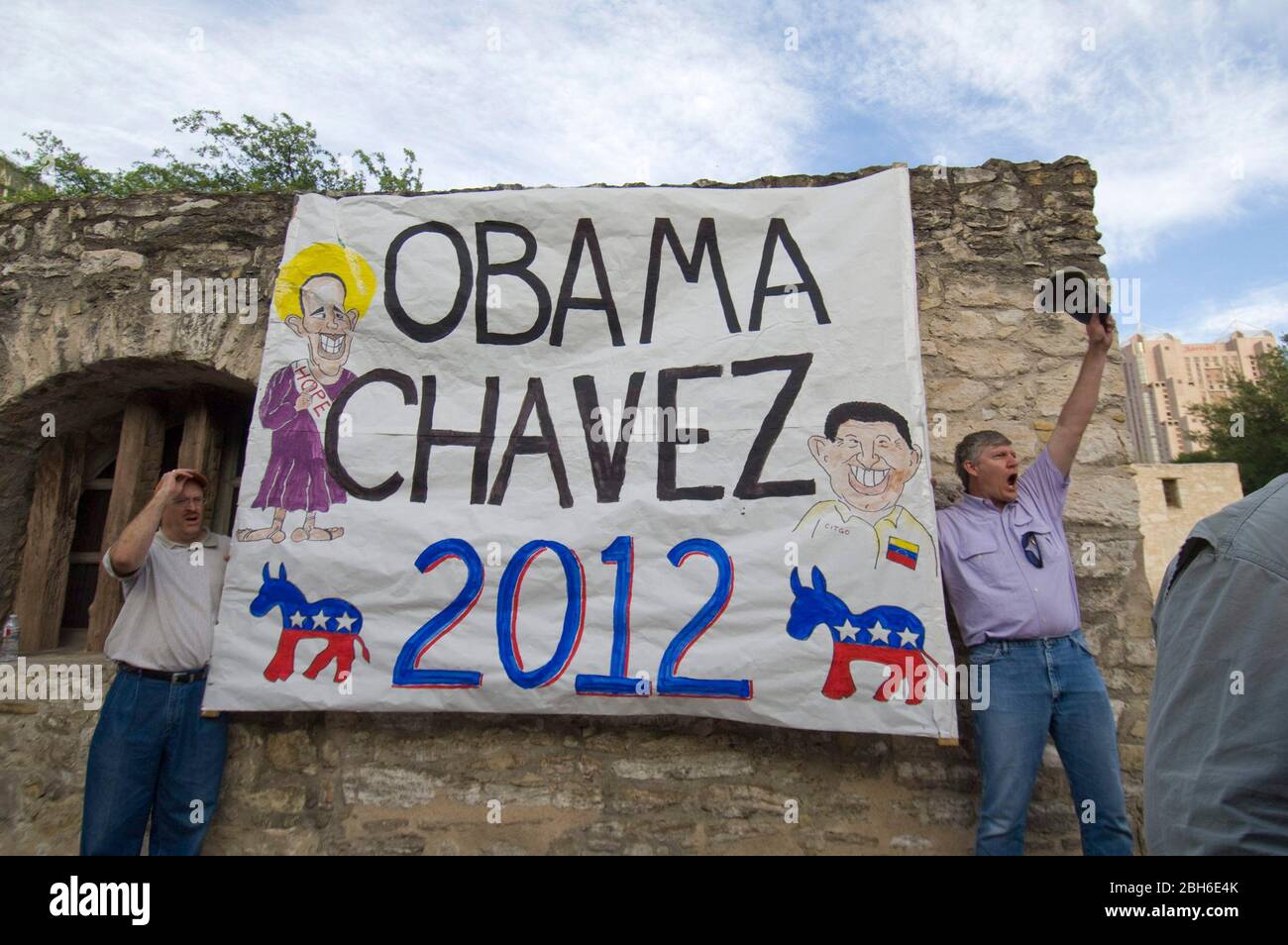San Antonio, Texas 15 avril 2009: Certains des milliers de Texans qui se sont réunis mercredi devant l'Alamo dans le centre de San Antonio pour un "Tea Party" protestant les plans de sauvetage fédéraux et les politiques économiques et d'immigration du président Obama. Le rallye a été souligné par une rudion de la bannière étoilé par Ted Nugent, le rocker. ©Bob Daemmrich Banque D'Images