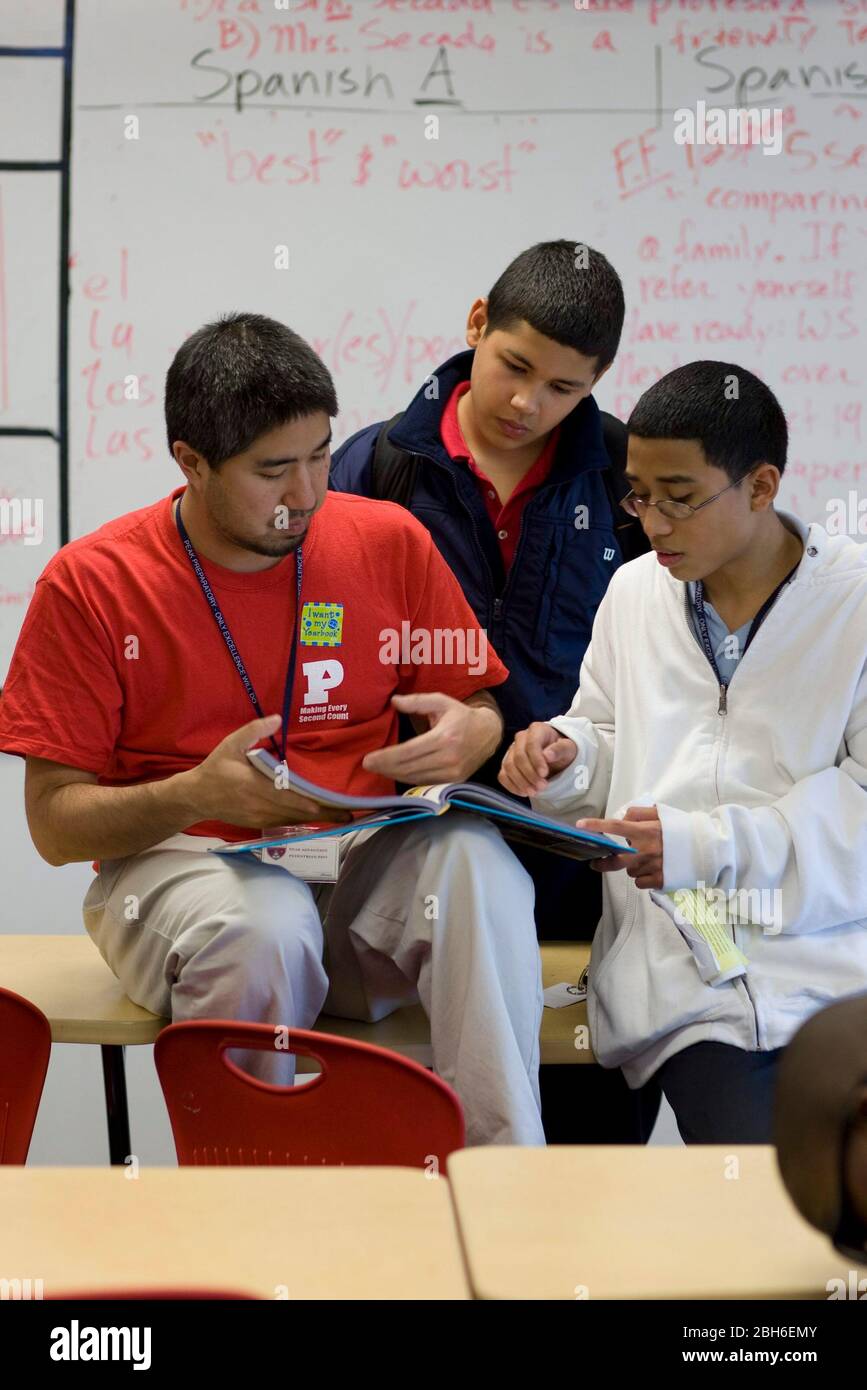 Dallas, Texas, 23 janvier 2009: Professeur nipaméricain dans sa classe espagnole de septième année à l'Académie préparatoire de pic à l'est de Dallas, une école de charte publique qui a montré une croissance remarquable dans la réussite des étudiants pendant ses cinq années d'histoire. ©Bob Daemmrich Banque D'Images