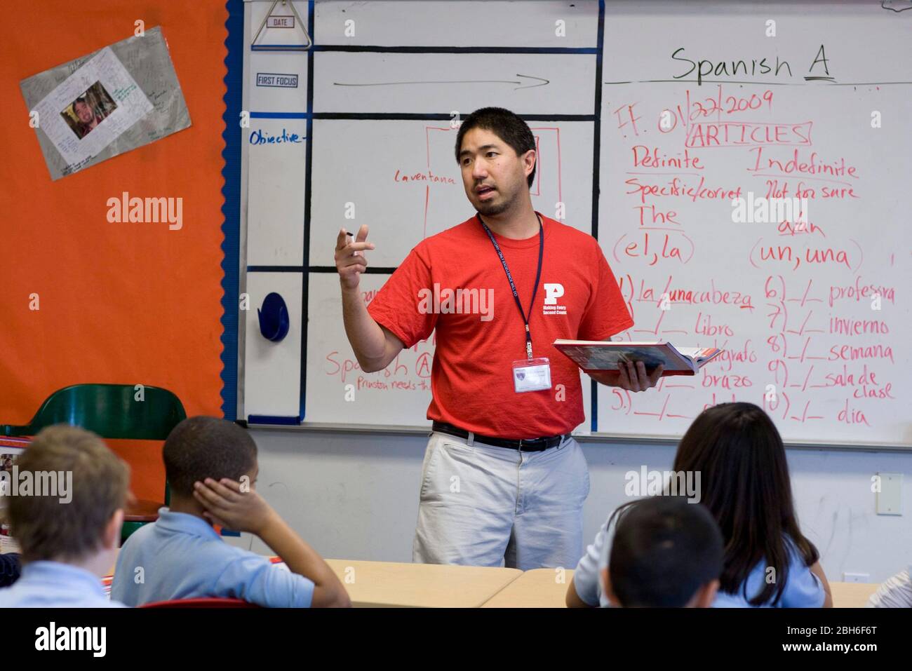 Dallas, Texas, 23 janvier 2009: Professeur nipaméricain dans sa classe espagnole de septième année à l'Académie préparatoire de pic à l'est de Dallas, une école de charte publique qui a montré une croissance remarquable dans la réussite des étudiants pendant ses cinq années d'histoire. ©Bob Daemmrich Banque D'Images