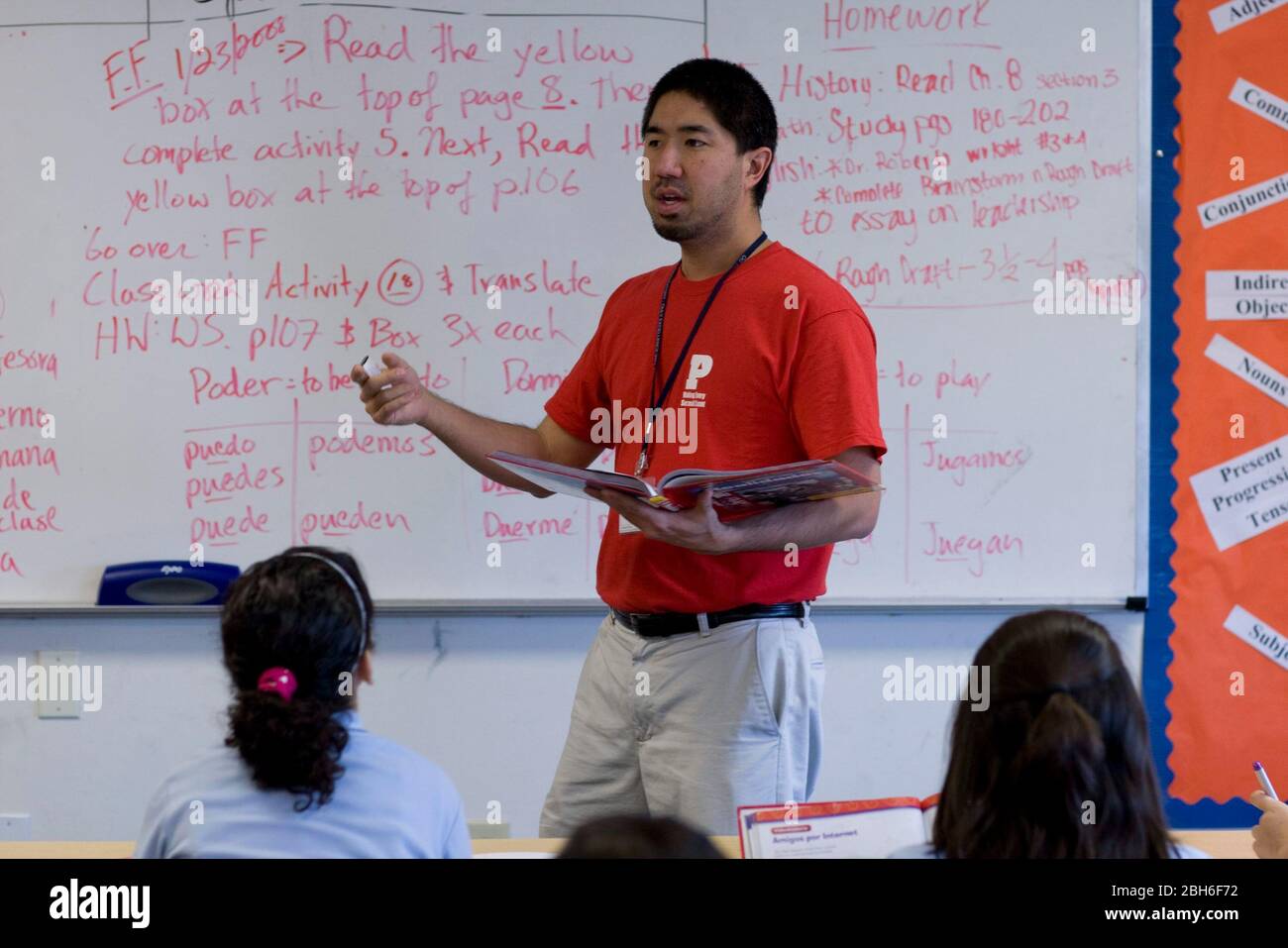 Dallas, Texas, 23 janvier 2009: Professeur nipaméricain dans sa classe espagnole de septième année à l'Académie préparatoire de pic à l'est de Dallas, une école de charte publique qui a montré une croissance remarquable dans la réussite des étudiants pendant ses cinq années d'histoire. ©Bob Daemmrich Banque D'Images