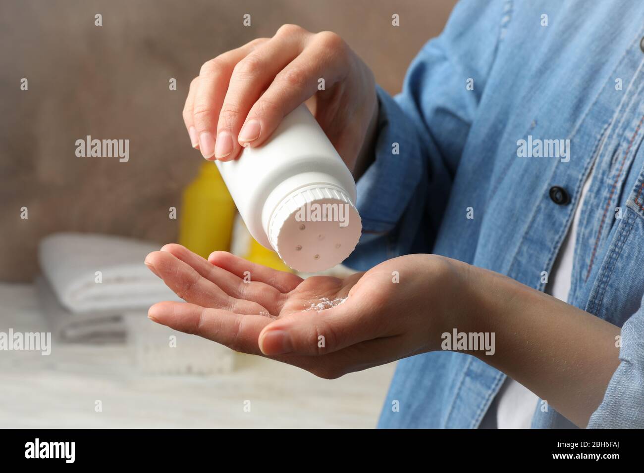 Maman Appliquant De La Poudre De Talc A Partir Du Tube En Plastique Hygiene Du Bebe Photo Stock Alamy