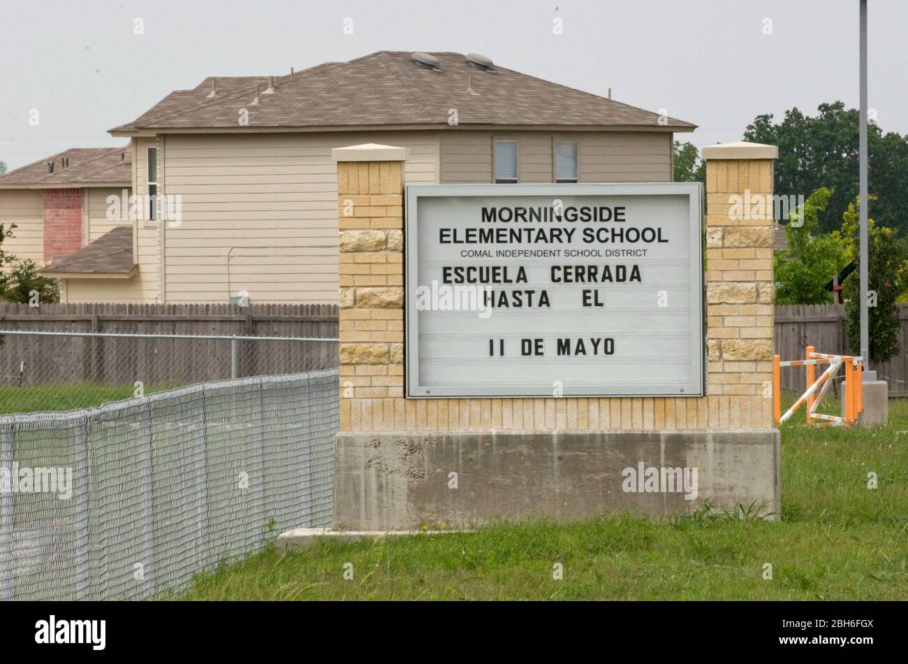 New Braunfels, Texas États-Unis, 30 avril 2009: Sur recommandation du département de santé du comté de Comal, le district scolaire indépendant de Comal a fermé toutes ses écoles jusqu'à 11 mai en raison de cas dans la région du virus de la grippe H1N1 A ou de la « grippe aviaire ». Ce panneau à l'extérieur d'une école élémentaire de l'ISD Comal fournit ce message en espagnol. ©Marjorie Kamys Cotera/Daemmrich Photographie Banque D'Images