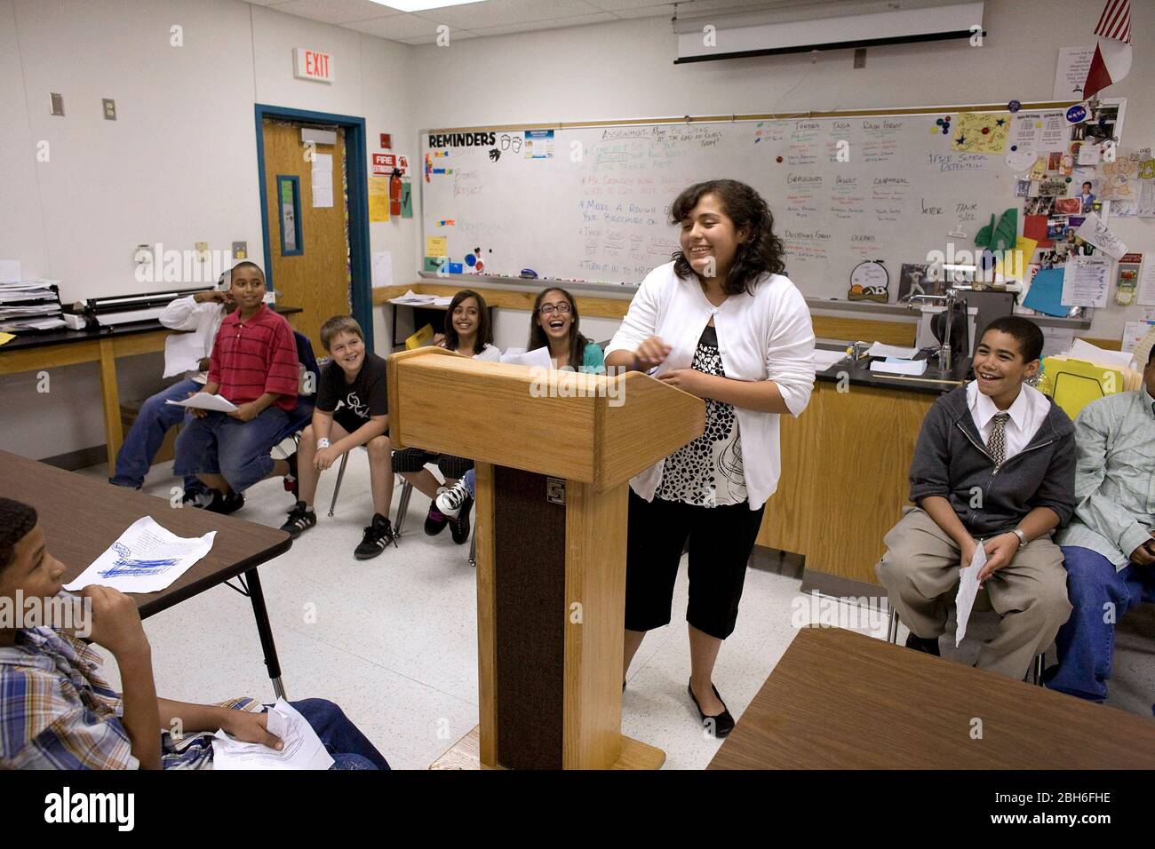 Pflugerville, Texas États-Unis, 30 mai 2008: Les étudiants en études sociales de sixième année ont un débat sur la peine de mort lors d'une classe à l'école moyenne de Park Crest, un grand campus de banlieue près d'Austin avec 1 000 étudiants. ©Bob Daemmrich Banque D'Images