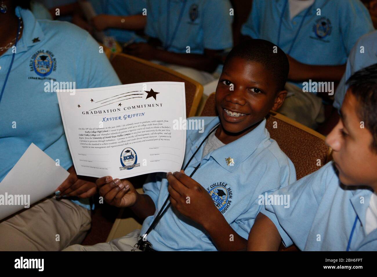 Dallas, Texas, États-Unis, 1 octobre 2008 : un étudiant de neuvième année présente son certificat d'engagement à une école secondaire du collège tôt où les étudiants s'engagent par écrit à passer toutes les classes et, à leur tour, ils seront garantis l'admission à un collège de deux ou quatre ans après l'obtention de leur diplôme. ©Bob Daemmrich Banque D'Images