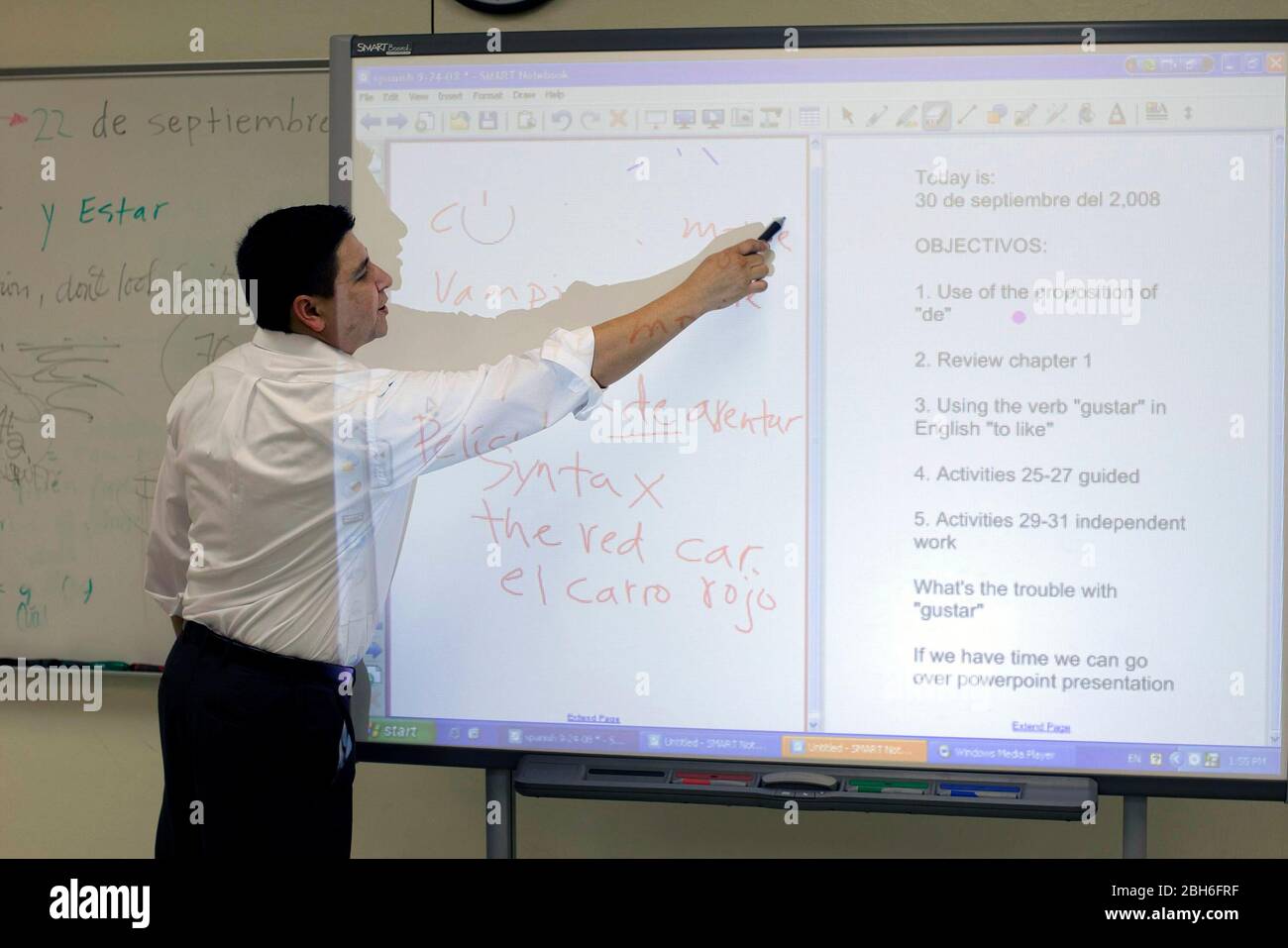 Dallas, Texas, États-Unis, 1 octobre 2008 : des étudiants de neuvième année suivent des cours dans une école secondaire du collège tôt où les étudiants s'engagent par écrit à passer toutes les classes et à suivre un collège de deux ou quatre ans après l'obtention de leur diplôme. L'enseignant espagnol utilise un 'Smart Board' pour enseigner les leçons car l'ordinateur portable sauve le travail pour les futures classes à utiliser. ©Bob Daemmrich Banque D'Images
