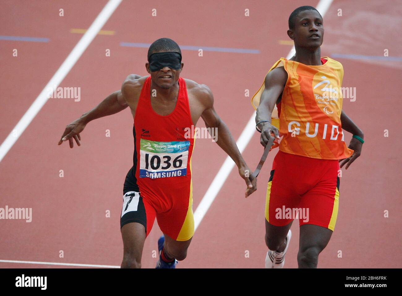 Pékin, Chine, 12 septembre 2008: Sixième jour de la compétition sportive aux Jeux paralympiques de 2008 montrant Octavio dos Santos (1036) d'Angola terminant avec son guide dans les T11 200 mètres pour hommes pour les coureurs aveugles aux Jeux paralympiques. ©Bob Daemmrich Banque D'Images