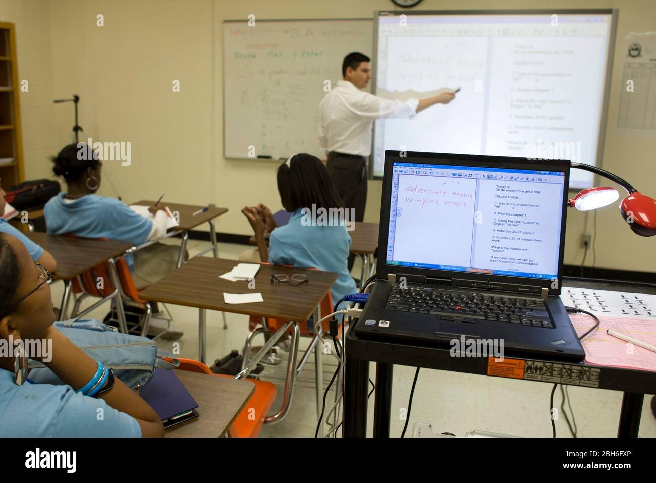 Dallas, Texas, États-Unis, 1 octobre 2008 : des étudiants de neuvième année suivent des cours dans une école secondaire du collège tôt où les étudiants s'engagent par écrit à passer toutes les classes et à suivre un collège de deux ou quatre ans après l'obtention de leur diplôme. L'enseignant espagnol utilise un 'Smart Board' pour enseigner les leçons car l'ordinateur portable sauve le travail pour les futures classes à utiliser. ©Bob Daemmrich Banque D'Images