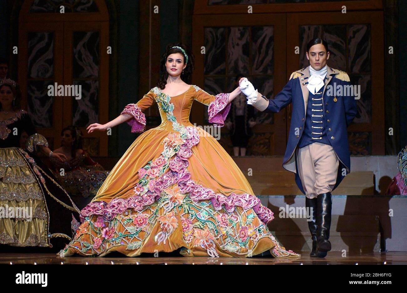 Laredo, États-Unis du Texas, 22 février 2003: Une jeune femme habillée avec soin et son escorte sont annoncés au gala annuel debutante de la Société de Martha Washington. La fete rend hommage à George et Martha Washington en tant que fondateurs des États-Unis, et la tradition largement acclamée est la pièce maîtresse des festivités d'anniversaire de Washington dans cette ville frontalière du Texas. ©Bob Daemmrich Banque D'Images