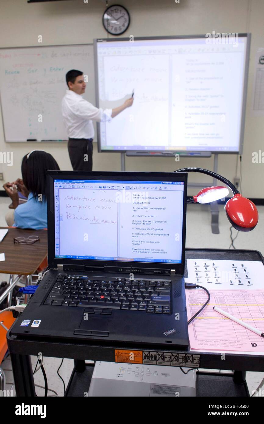 Dallas, Texas, États-Unis, 1 octobre 2008 : des étudiants de neuvième année suivent des cours dans une école secondaire du collège tôt où les étudiants s'engagent par écrit à passer toutes les classes et à suivre un collège de deux ou quatre ans après l'obtention de leur diplôme. L'enseignant espagnol utilise un 'Smart Board' pour enseigner les leçons car l'ordinateur portable sauve le travail pour les futures classes à utiliser. ©Bob Daemmrich Banque D'Images