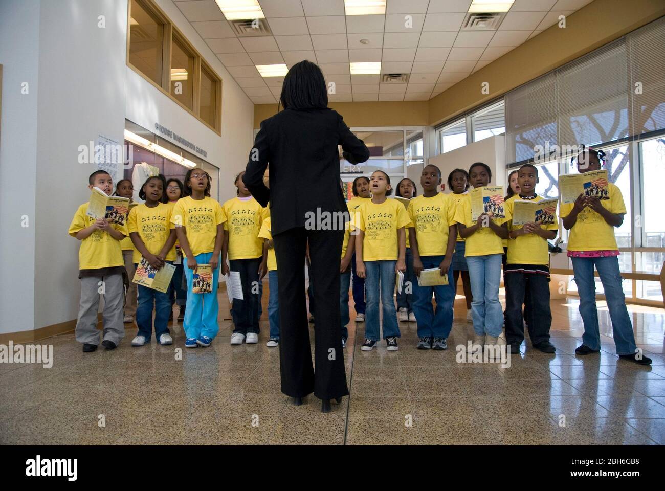 Austin, Texas États-Unis, 20 janvier 2009. Le choeur d'une école primaire essentiellement afro-américaine se produit dans une bibliothèque publique. ©Bob Daemmrich Banque D'Images