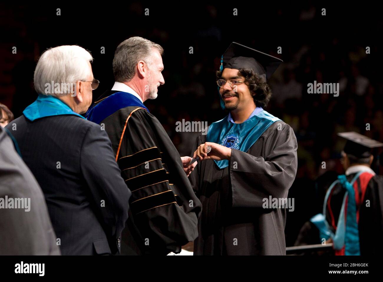 El Paso, Texas, États-Unis, 15 avril 2009 : cérémonies de remise des diplômes pour le El Paso Community College, où 1 500 étudiants ont reçu leurs diplômes de deux ans en majorité hispanique dans l'extrême ouest du Texas. ©Bob Daemmrich Banque D'Images