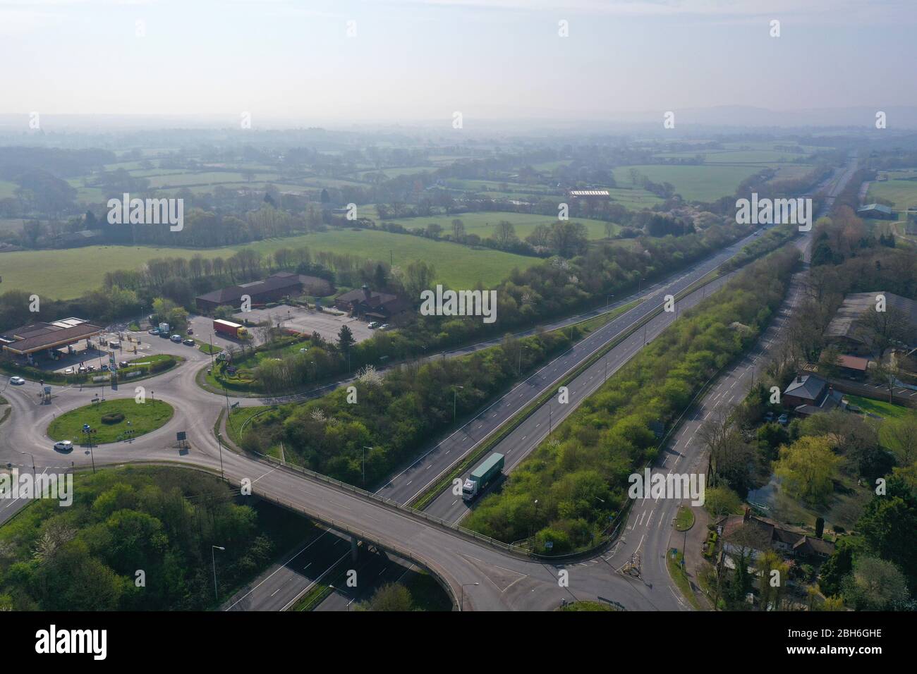 Vue aérienne sur le rond-point de Hickstead et l'A23, au milieu du Sussex Banque D'Images