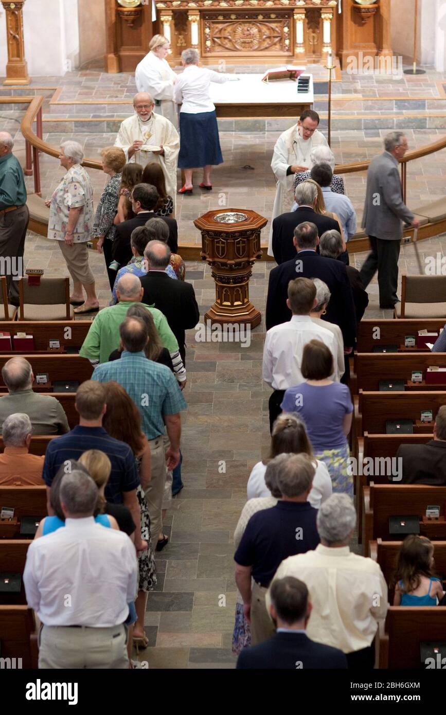 Austin, Texas États-Unis, 26 avril 2009: Les membres de l'église luthérienne de Saint-Martin se tiennent en ligne dans l'allée centrale du sanctuaire tout en attendant de prendre la communion pendant le service du dimanche. ©Bob Daemmrich Banque D'Images