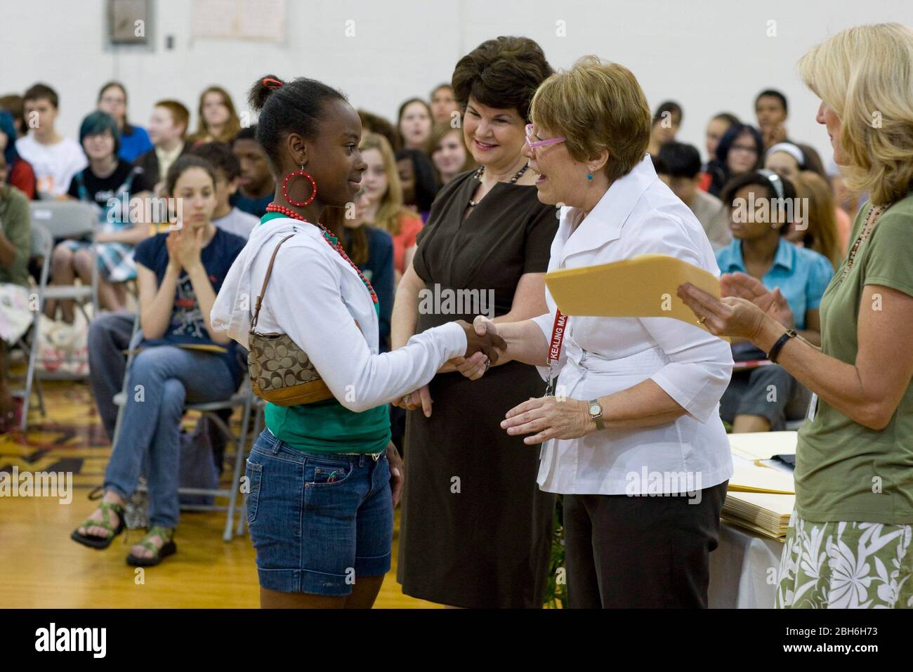 Austin, Texas Etats-Unis, 2 juin 2009: Cérémonie de remise des prix scolaires de huitième année pour les élèves exceptionnels de l'école secondaire Kealing à la fin de l'année scolaire. ©Bob Daemmrich Banque D'Images