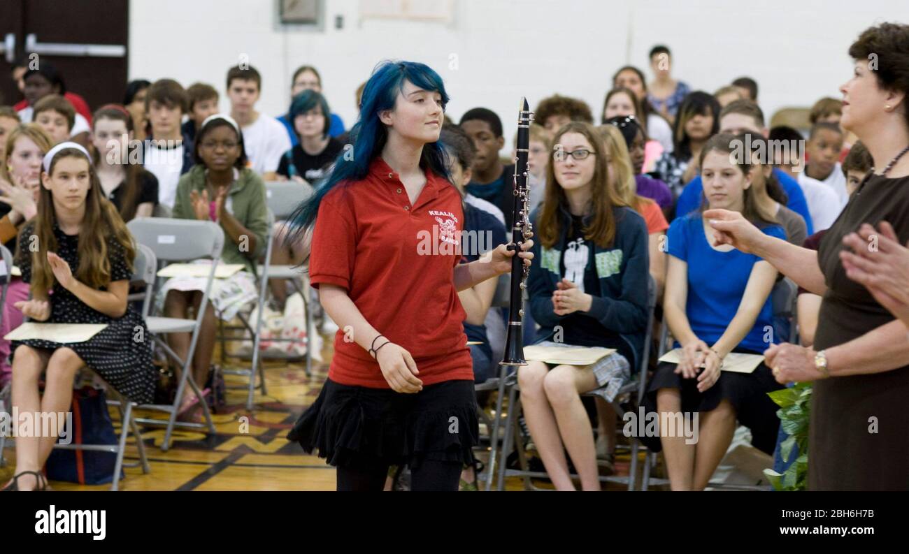 Austin, Texas Etats-Unis, 2 juin 2009: Cérémonie de remise des prix scolaires de huitième année pour les élèves exceptionnels de l'école secondaire Kealing à la fin de l'année scolaire. ©Bob Daemmrich Banque D'Images