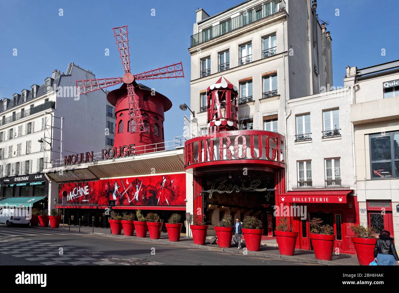 Le Moulin Rouge (le Moulin Rouge), 82 Boulevard de Clichy, Pigalle, Paris, France, en plein jour. Banque D'Images