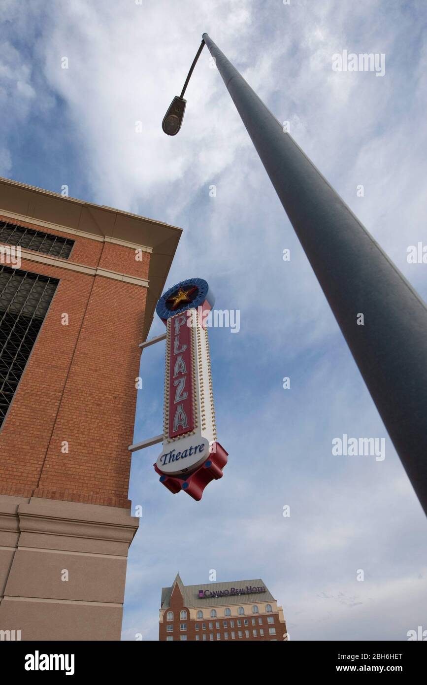 El Paso, Texas 14 mai 2009: Scènes du quartier des arts du centre-ville d'El Paso, Texas montrant le complexe Plaza Theatre, construit en 1930 et depuis restauré à sa splendeur originale par les patrons artistiques locaux dans la région frontalière d'El Paso-Juarez. ©Bob Daemmrich Banque D'Images