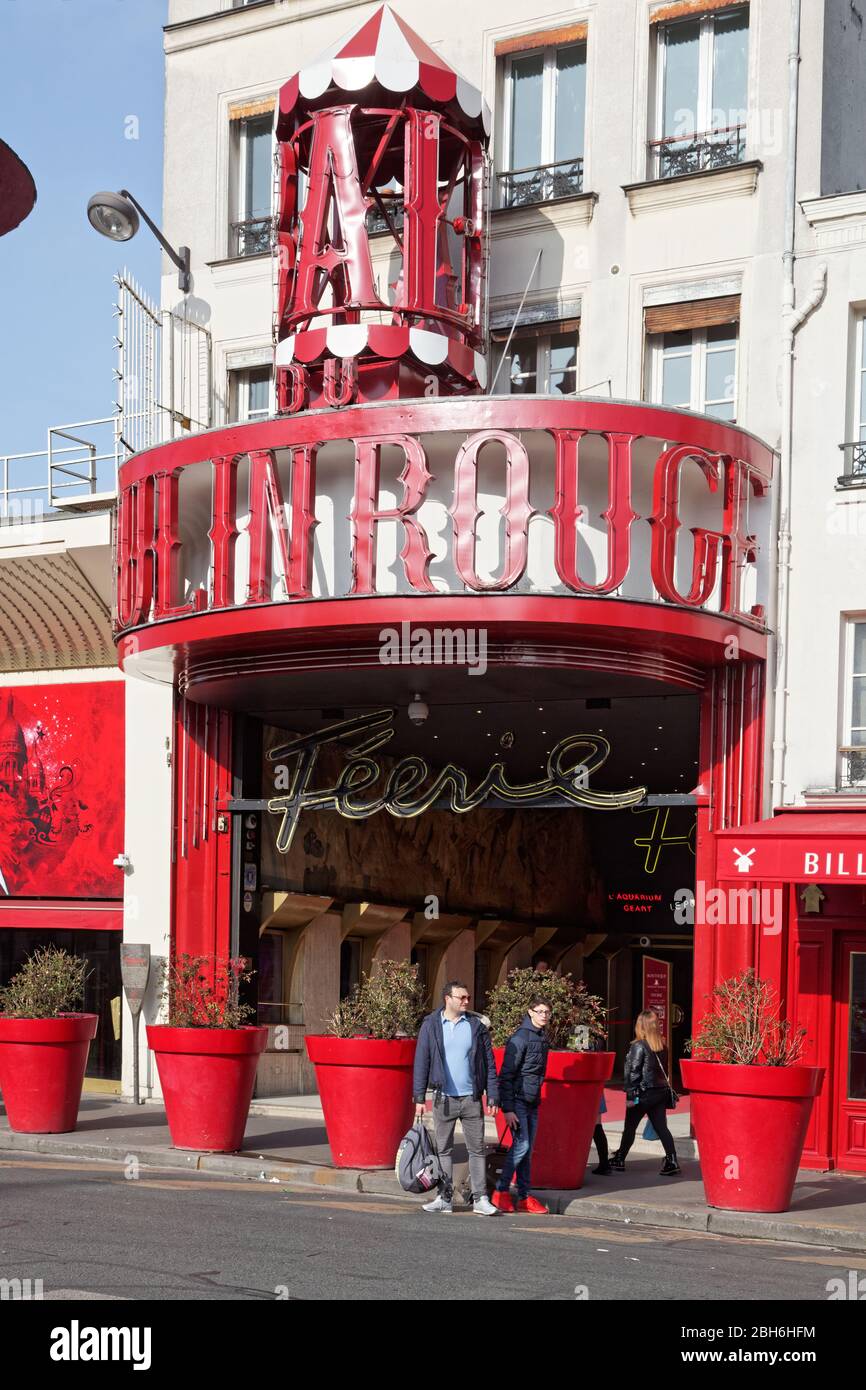 Le Moulin Rouge (le Moulin Rouge), 82 Boulevard de Clichy, Pigalle, Paris, France, en plein jour. Banque D'Images
