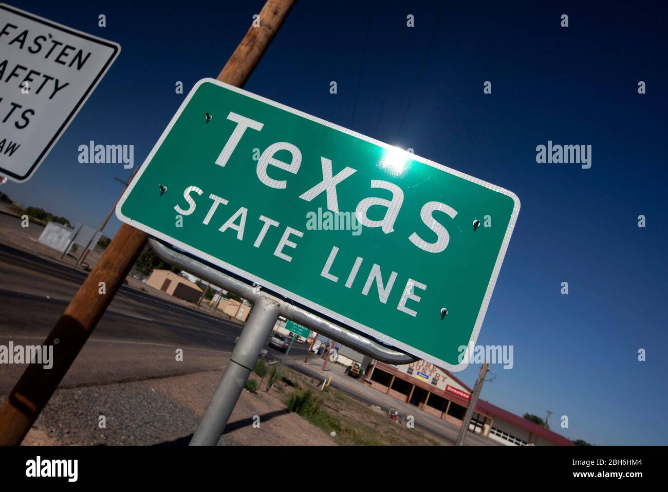 Farwell, Texas et Texico, Nouveau-Mexique, août 2009 : la ligne d'État du Texas séparant Texico, Nouveau-Mexique et Farwell, Texas, le siège du comté de Parmer County, TX. ©Bob Daemmrich Banque D'Images