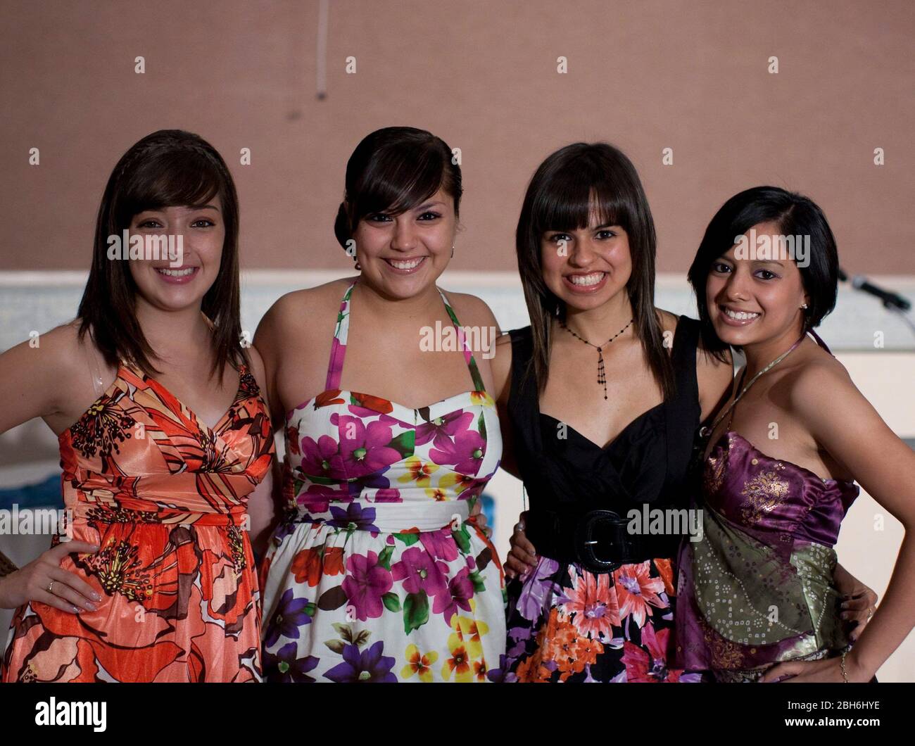 El Paso, Texas 28 mai 2009: Les jeunes filles de l'école secondaire dans le programme de l'école secondaire de Mission Early College du district scolaire de Socorro d'El Paso portent des vêtements de couture tout en assistant au déjeuner de récompenses scolaires. Les étudiants motivés de l'école hispanique à majorité peuvent obtenir un diplôme d'associé au El Paso Community College tout en étudiant pour leur diplôme d'études secondaires en maintenant des notes exceptionnelles. ©Bob Daemmrich Banque D'Images