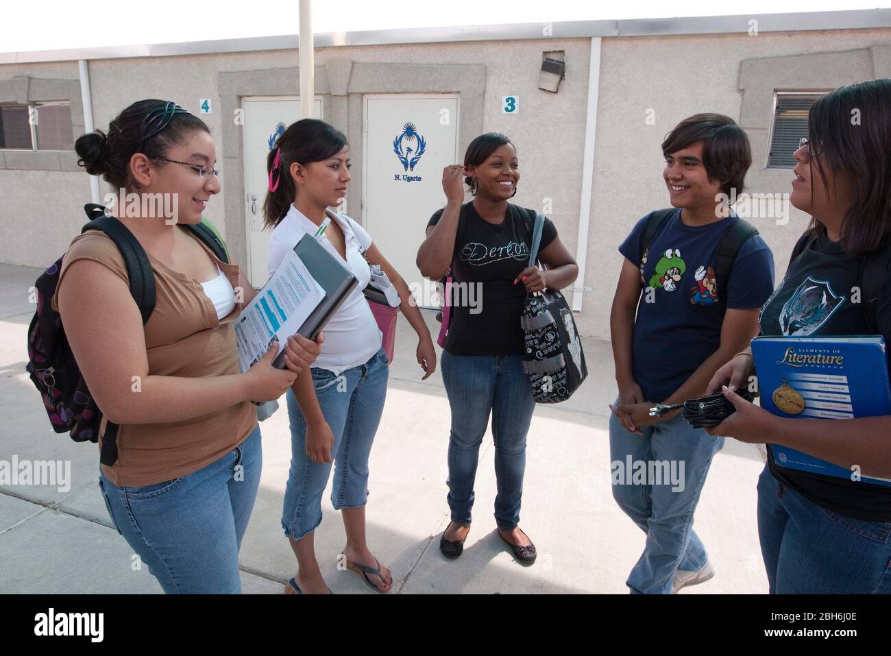 El Paso, Texas 28 mai 2009: Les élèves peuvent discuter entre les classes à l'extérieur des bâtiments portables de l'école secondaire Mission Early College, dans le district scolaire Socorro d'El Paso. Les étudiants motivés de l'école hispanique à majorité peuvent obtenir un diplôme d'associé au El Paso Community College tout en étudiant pour leur diplôme d'études secondaires dans le programme. ©Bob Daemmrich Banque D'Images