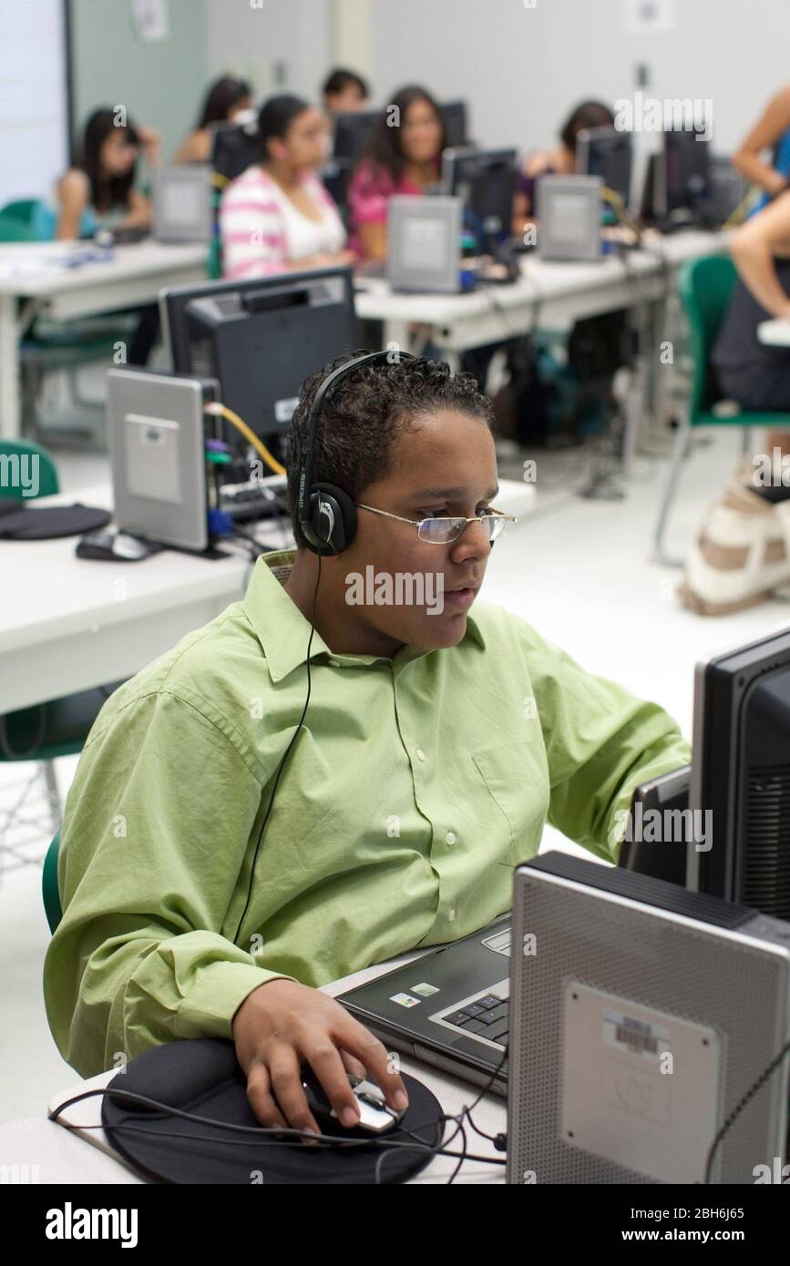 El Paso, Texas 28 mai 2009: Laboratoire d'informatique à l'école secondaire Mission Early College dans le district scolaire Socorro d'El Paso. Les étudiants motivés de l'école hispanique majoritaire peuvent obtenir un diplôme d'associé au El Paso Community College tout en étudiant pour leur diplôme d'études secondaires dans le programme. ©Bob Daemmrich Banque D'Images