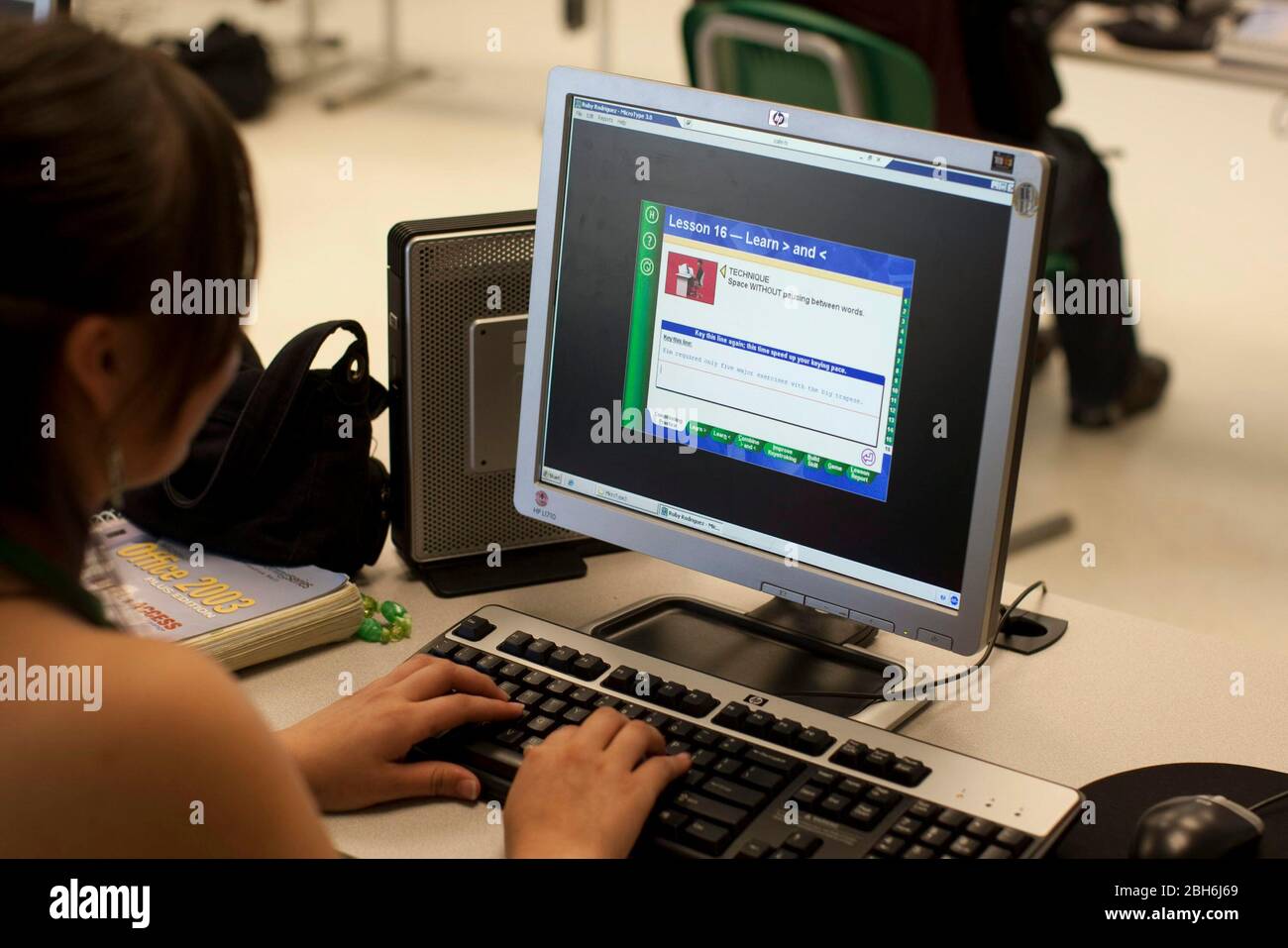 El Paso, Texas 28 mai 2009: Salle de classe informatique à l'école secondaire Mission Early College dans le district scolaire Socorro d'El Paso. Les étudiants motivés de l'école hispanique à majorité peuvent obtenir un diplôme d'associé au El Paso Community College tout en étudiant pour leur diplôme d'études secondaires dans le programme. ©Bob Daemmrich Banque D'Images