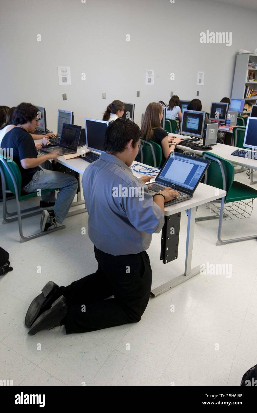 El Paso, Texas 28 mai 2009: Laboratoire d'informatique à l'école secondaire Mission Early College dans le district scolaire Soccoro d'El Paso. Les étudiants motivés de l'école hispanique majoritaire peuvent obtenir un diplôme d'associé au El Paso Community College tout en étudiant pour leur diplôme d'études secondaires dans le programme. ©Bob Daemmrich Banque D'Images