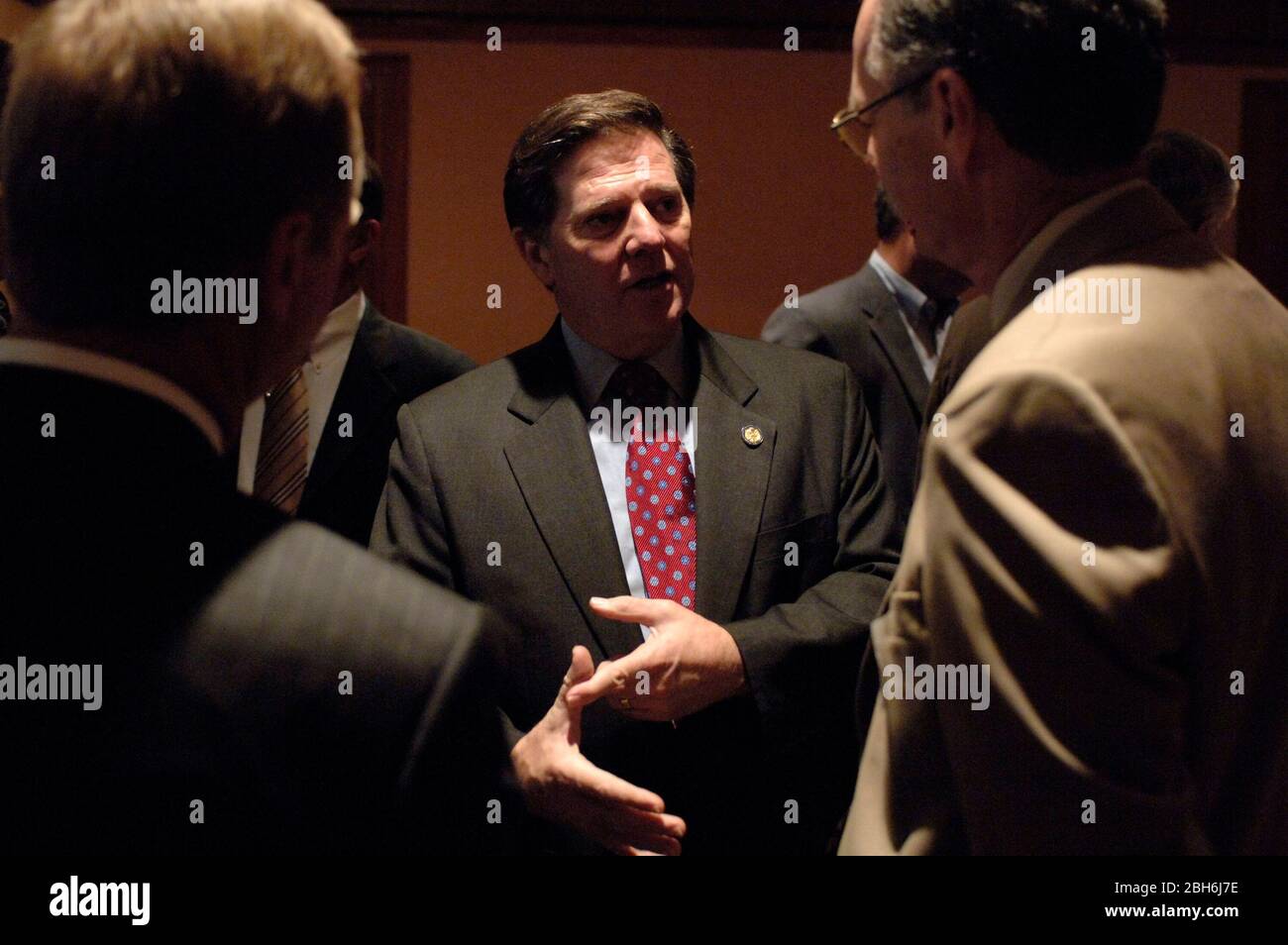 Midland, Texas États-Unis, 14 octobre 2005: Tom Delay, ancien membre du Congrès américain, salue ses partisans lors d'un déjeuner pour recueillir de l'argent pour son fonds de défense juridique. ©Bob Daemmrich Banque D'Images