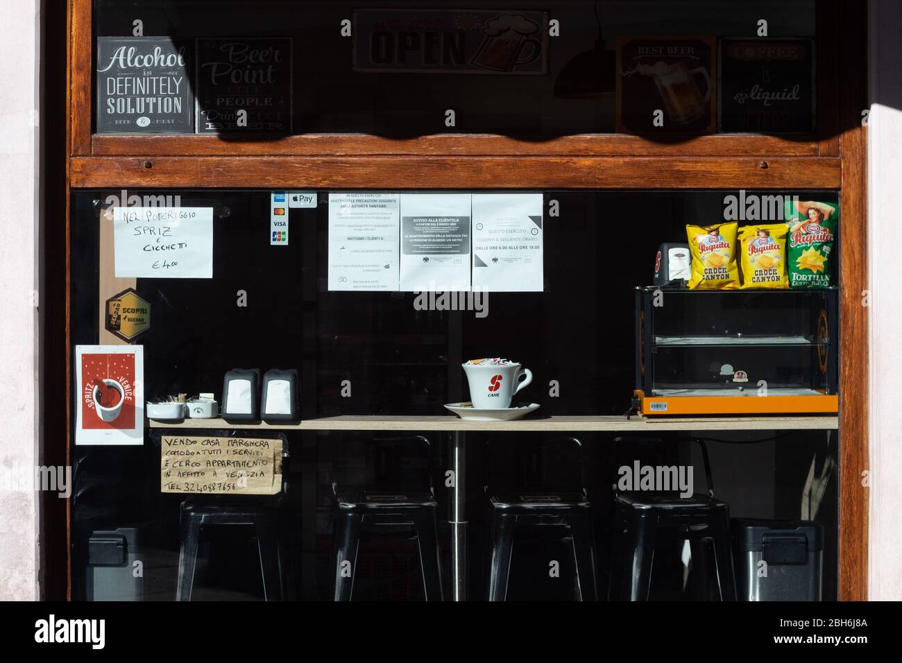 VENISE, ITALIE - AVRIL 2020 : un bar fermé pendant le maintien national de la pandémie de Covid-19. Banque D'Images