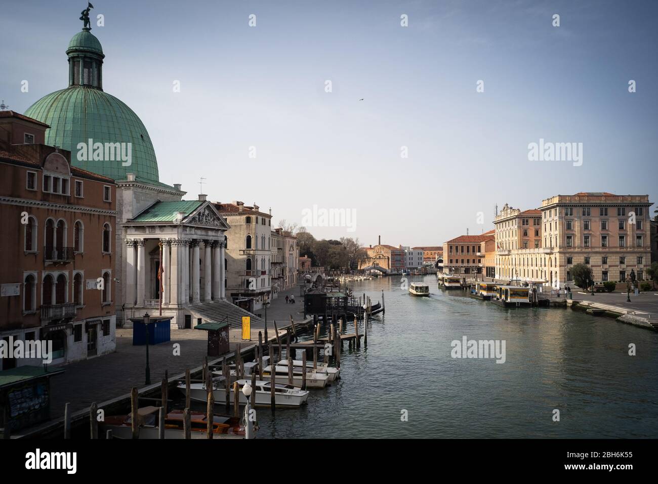 VENISE, ITALIE - AVRIL 2020: Un canal vide pendant le verrouillage national de la pandémie de Covid-19. Banque D'Images