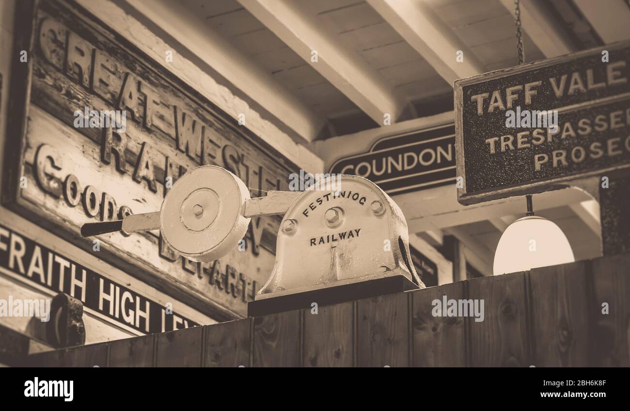 Photographie sépia ancienne des signaux et panneaux de chemin de fer d'époque à l'intérieur du Kidderminster Railway Museum, Severn Valley Railway, Royaume-Uni. Banque D'Images