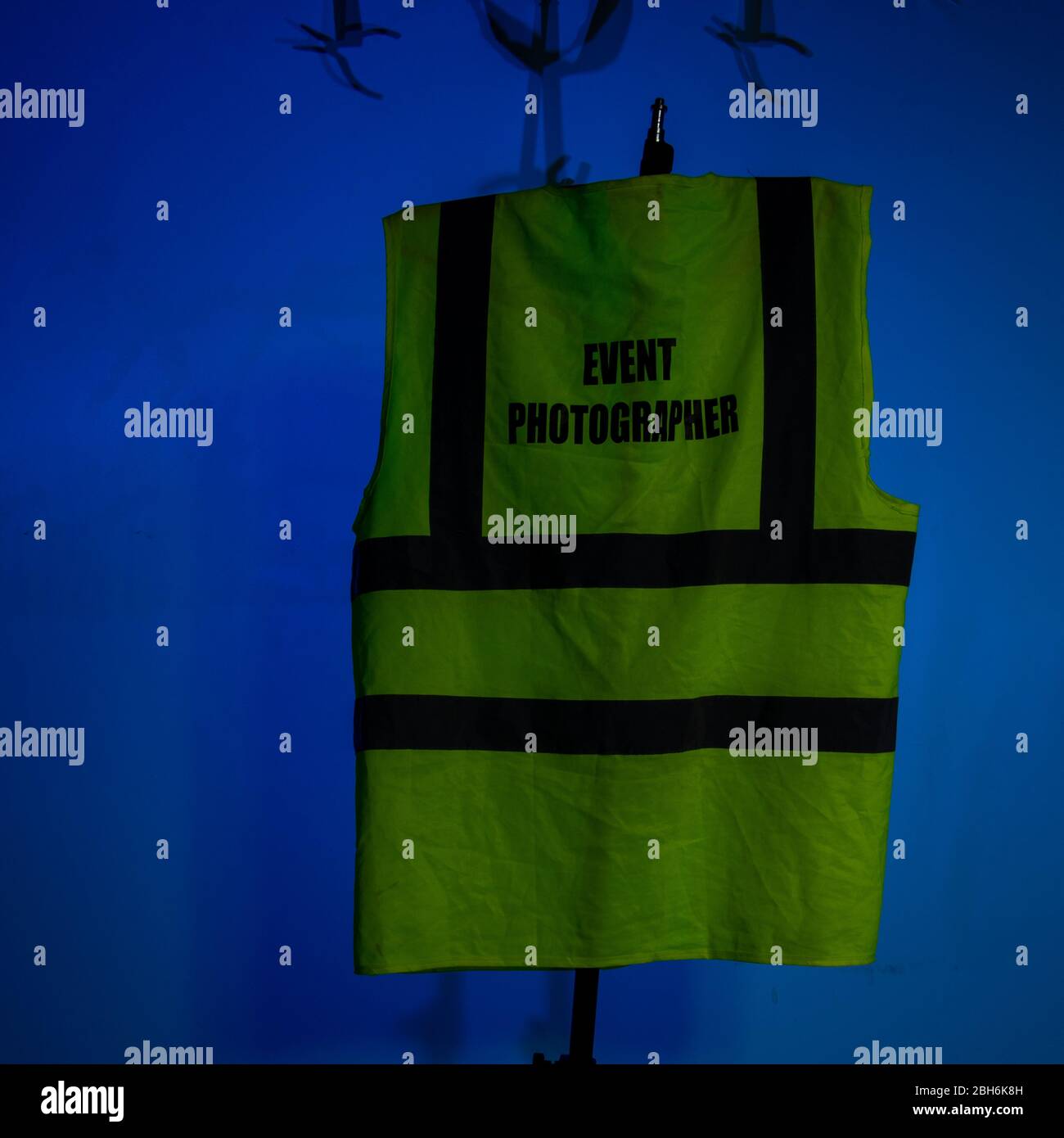Photographie de produit avec une veste haute visibilité avec diffuseur et veste de couleur éclairée Banque D'Images