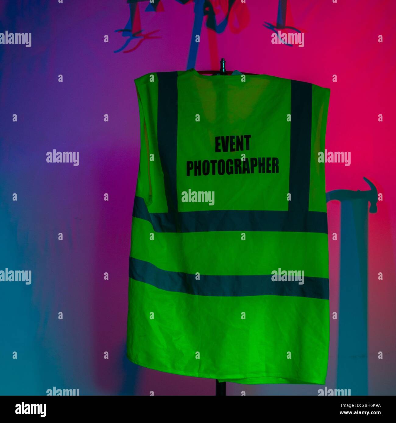 Photographie de produit avec une veste haute visibilité avec diffuseur et veste de couleur éclairée Banque D'Images