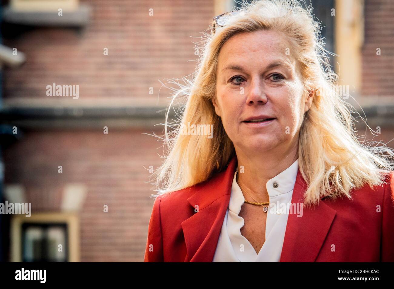 Den Haag, Pays-Bas. 24 avril 2020. DEN HAAG, 24-04-2020, ministres avant la semaine Ministerraad au Binnenhof. Ministre voor Buitenlandse Handel en Ontwikkelingssamenwerking Sigrid Kaag crédit: Pro SHOT/Alay Live News Banque D'Images