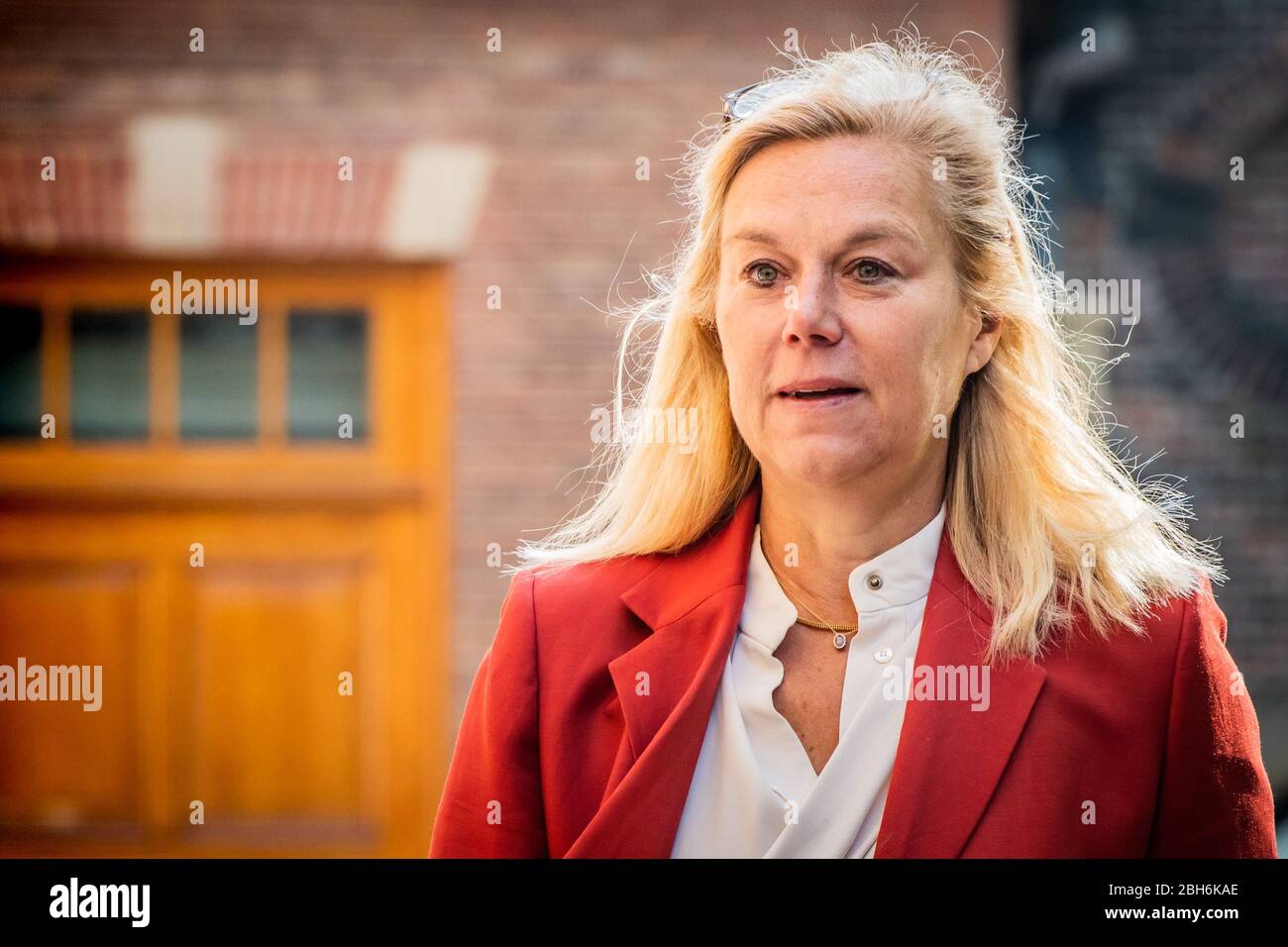 Den Haag, Pays-Bas. 24 avril 2020. DEN HAAG, 24-04-2020, ministres avant la semaine Ministerraad au Binnenhof. Ministre voor Buitenlandse Handel en Ontwikkelingssamenwerking Sigrid Kaag crédit: Pro SHOT/Alay Live News Banque D'Images