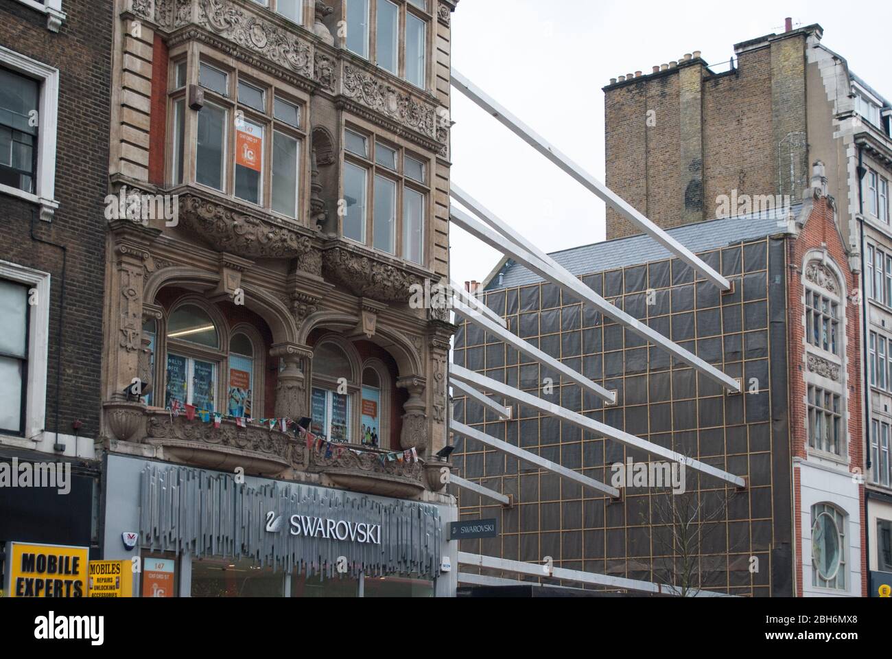 En construction le bâti en acier soutient les Pins 151 Oxford Street, Soho, Londres W1D par ESA Architects Banque D'Images