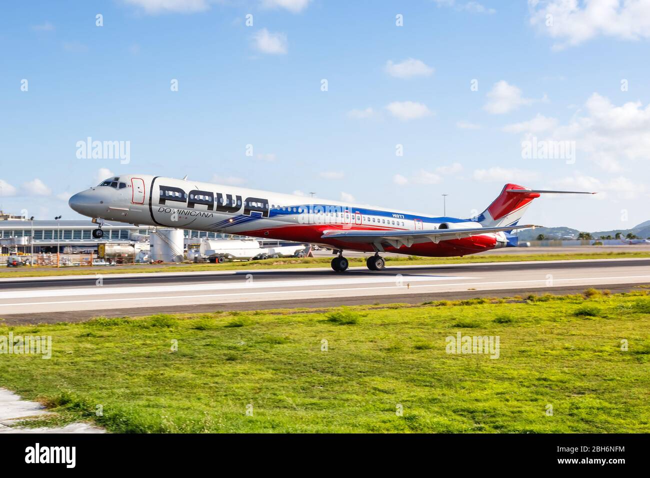 Sint Maarten – 16 septembre 2016 : avion PAWA Dominicana McDonnell Douglas MD-83 à l'aéroport Sint Maarten (SXM) à Sint Maarten. Banque D'Images