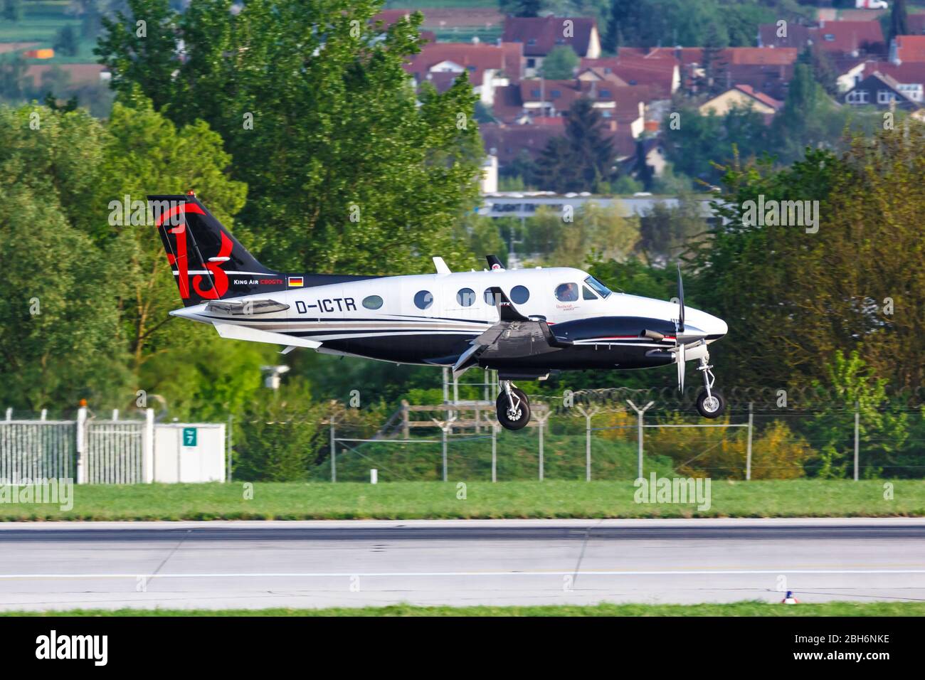 Stuttgart, Allemagne – 24 avril 2018 : avion privé Beechcraft King Air à l'aéroport de Stuttgart (STR) en Allemagne. Banque D'Images