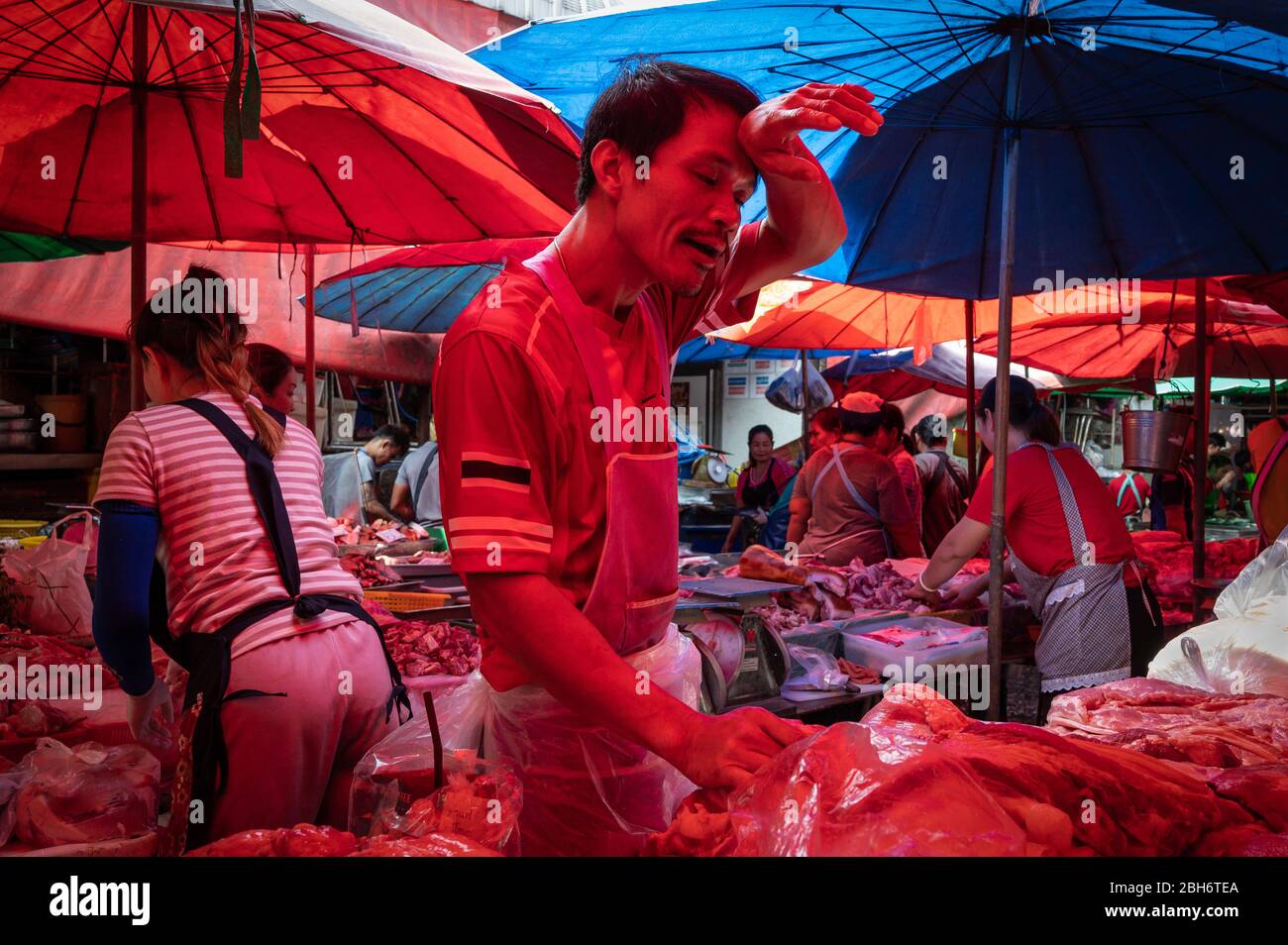 Vendeurs travaillant dans la chaleur au marché de Khlong Toei, Bangkok, Thaïlande Banque D'Images