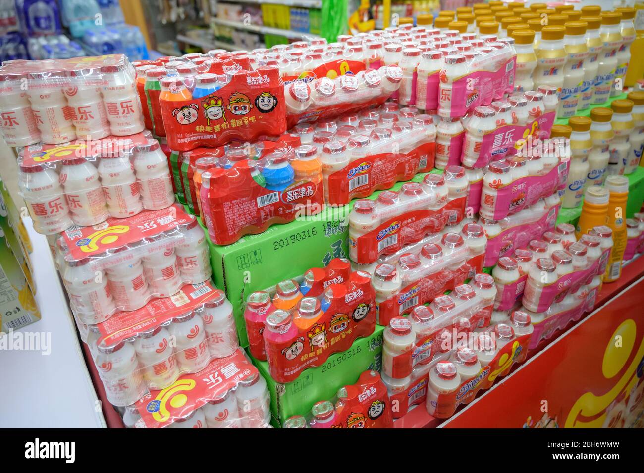 MISHAN, CHINE - 28 JUILLET 2019 : diverses boissons au magasin chinois. Mise au point sélective. Banque D'Images