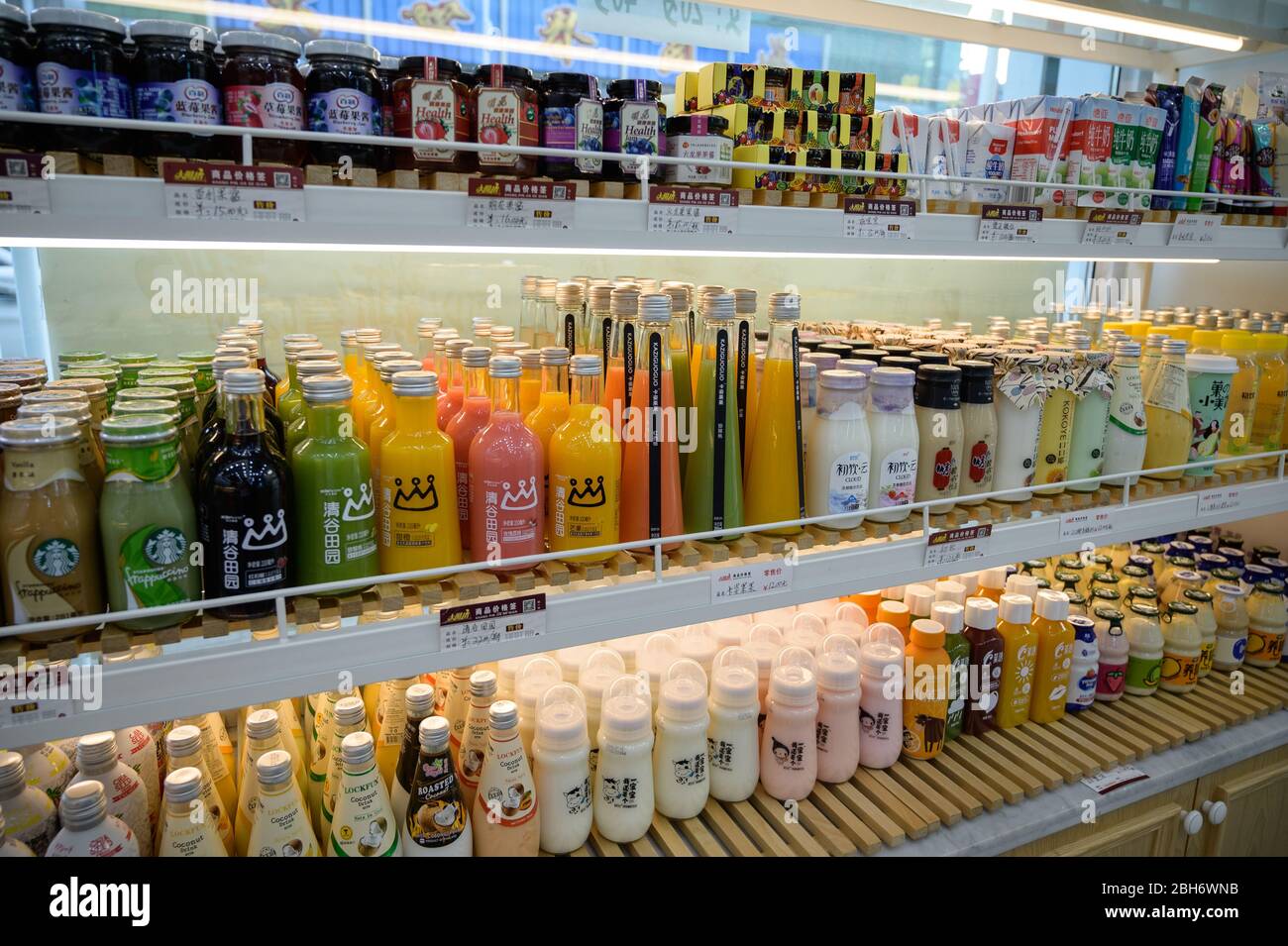 MISHAN, CHINE - 28 JUILLET 2019 : diverses boissons au magasin chinois. Mise au point sélective. Banque D'Images