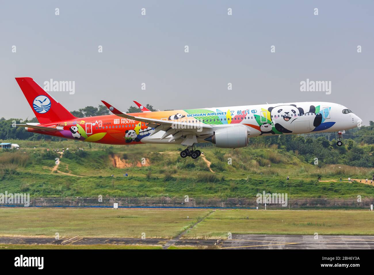 Chengdu, Chine – 22 septembre 2019 : avion Airbus de Sichuan Airlines de l'A350-900 à l'aéroport de Chengdu (CTU) en Chine. Banque D'Images