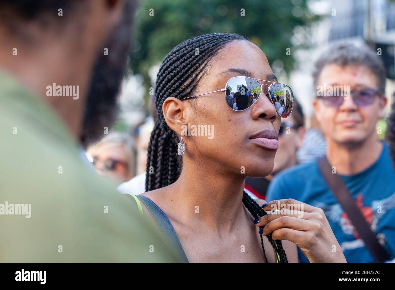 LONDRES, ROYAUME-UNI – 26 AOÛT 2013 : des gens qui apprécient la musique de Ledbury Road pendant le carnaval annuel à Notting Hill Banque D'Images