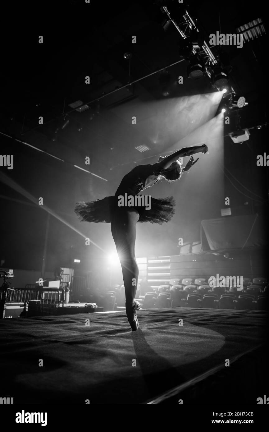 Danseuse de ballerina Ballet sur scène avec lumière noire et blanche Banque D'Images