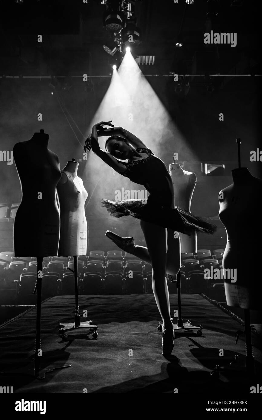 Danseuse de ballerina Ballet sur scène avec mannequins en noir et blanc Banque D'Images